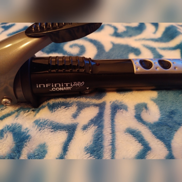 Infiniti Pro by Conair 1 1/2 in Curling Iron. Black and Silver. - Picture 2 of 3